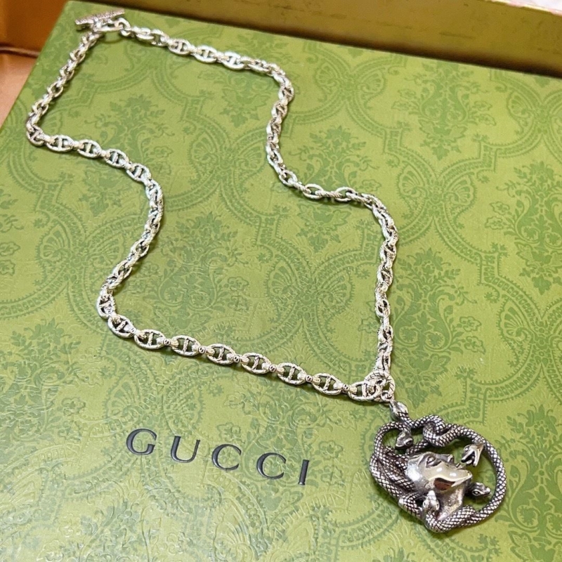 G*u*i necklaces